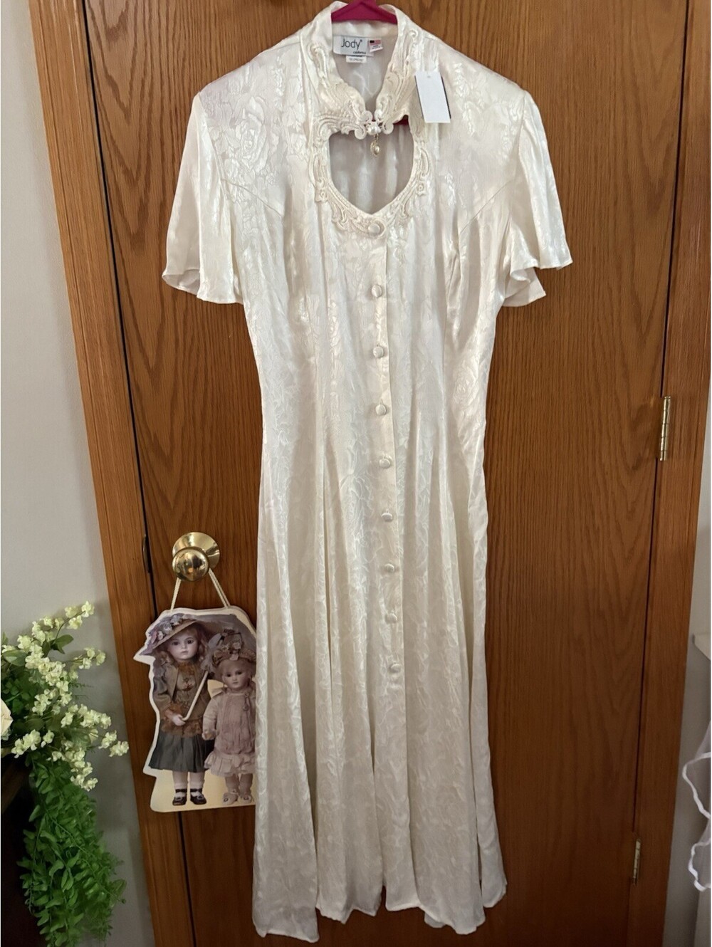 Vintage Ivory Satin Dress with Lace Detailing and Pearl Accent - Picture 4 of 9